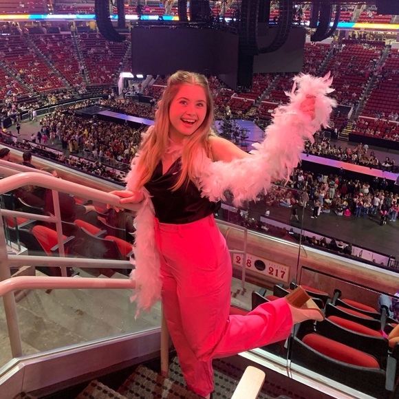 Meet your Posher, Lauren - Picture 2 of 3